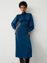 Langärmliges Midikleid aus Satin mit Stehkragen und Bindeband hinten